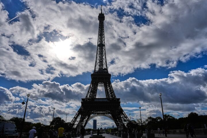 Il direttore della Tour Eiffel si dimette dopo le polemiche per il trattamento delle dipendenti durante visita induista