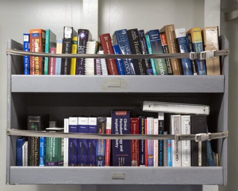 Il governo di Singapore offre ricompense ai cittadini che leggono un libro per 15 minuti al giorno