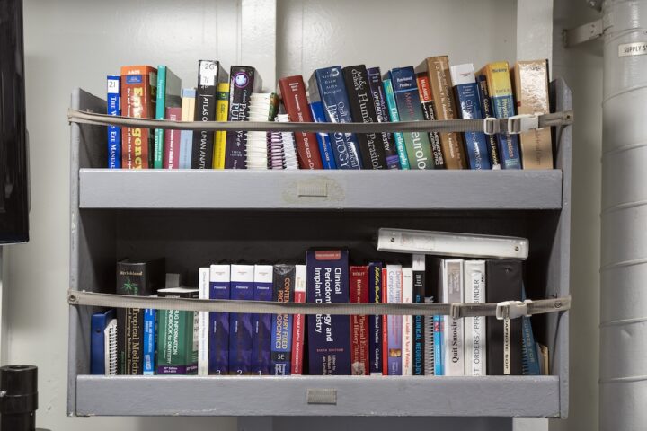 Il governo di Singapore offre ricompense ai cittadini che leggono un libro per 15 minuti al giorno