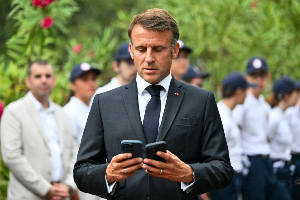 Il governo francese presenta una nuova versione della legge sui social per under 15 anni dopo dichiarazione di incostituzionalità