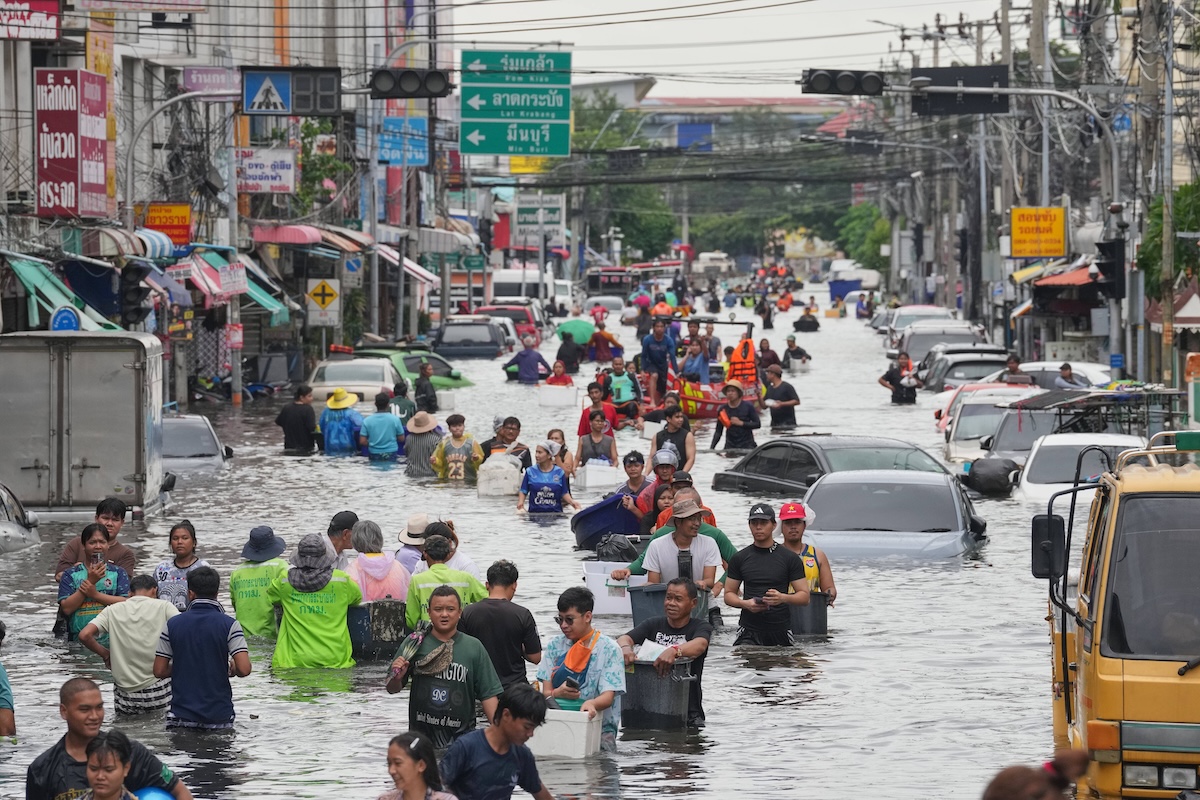 Il governo thailandese annuncia aiuti per le alluvioni che hanno causato 19 morti e disagi in 29 province