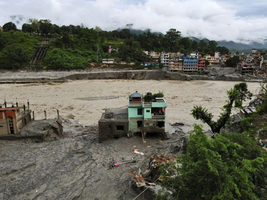 Il miracolo della casa di Dhunge Bazaar: come è sopravvissuta all’alluvione devastante del Nepal