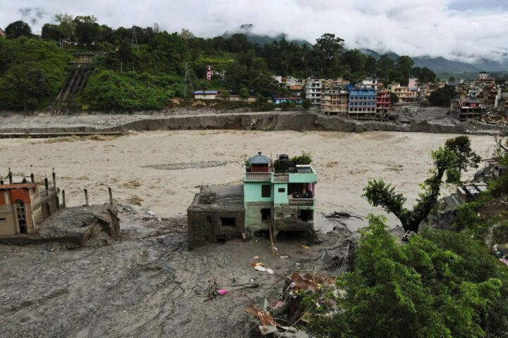 Il miracolo della casa di Dhunge Bazaar: come è sopravvissuta all’alluvione devastante del Nepal