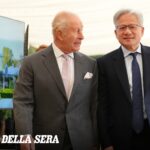 Il monito di re Carlo ai leader dell'intelligenza artificiale a Dumfries House in Scozia: «L'uomo non deve perdere il controllo delle macchine»