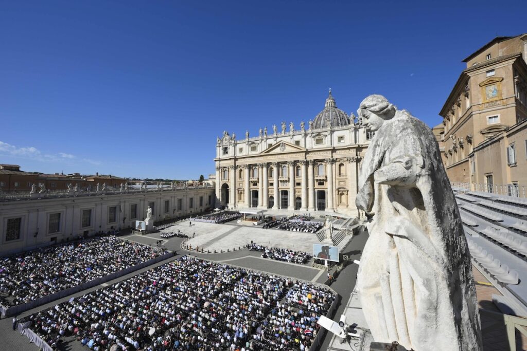 Il papa aumenta gli stipendi di cardinali e religiosi del Vaticano dopo i tagli della pandemia