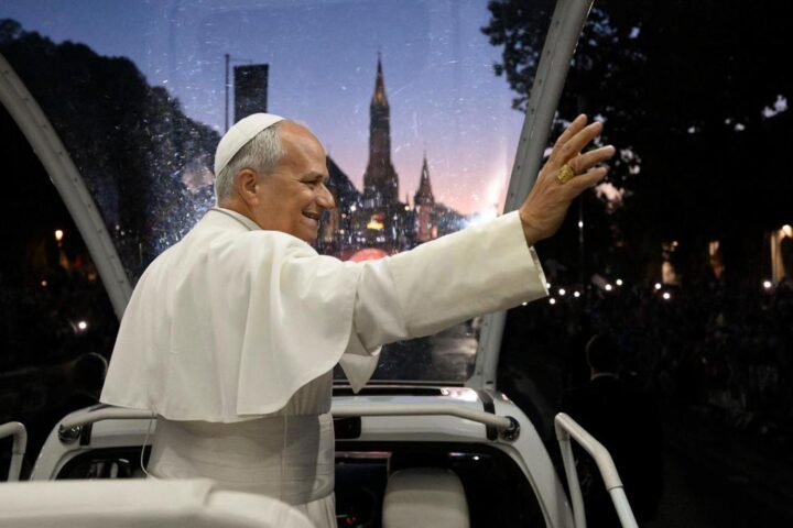 Il Papa Leone XIV e il suo ruolo politico: messaggi chiari in un contesto di crisi europea