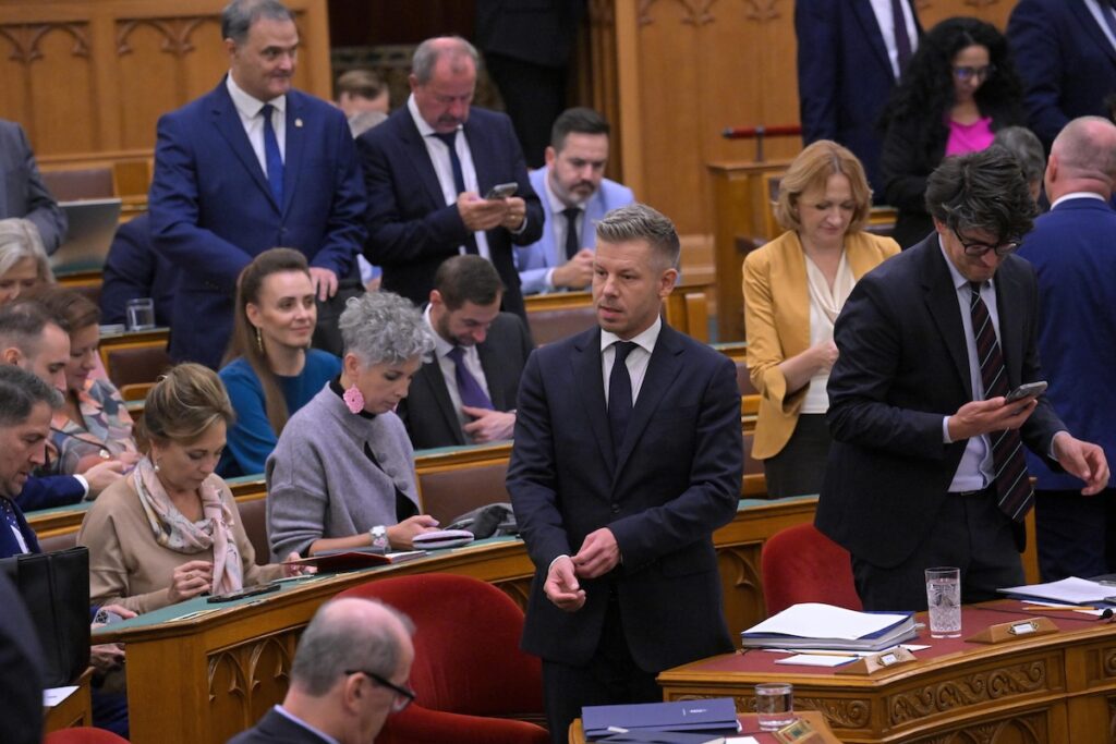 Il parlamento ungherese revoca l’immunità al primo ministro Péter Magyar per un caso di furto