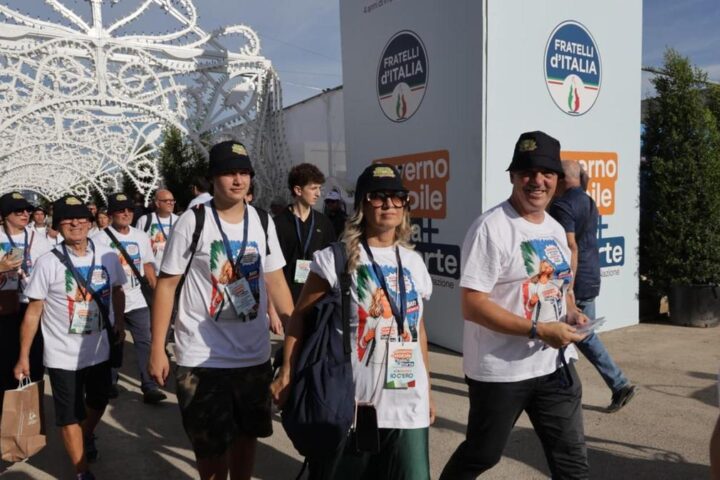 Il popolo di Fratelli d’Italia festeggia il compleanno del governo al molo di Bari