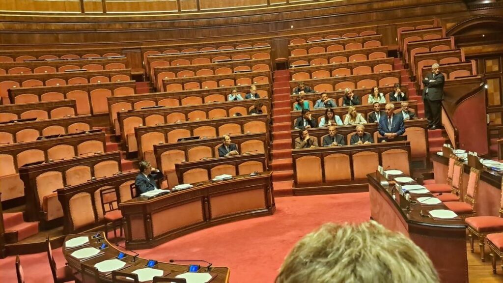 Il premio rimane al 42% mentre tensioni politiche minacciano la riforma elettorale