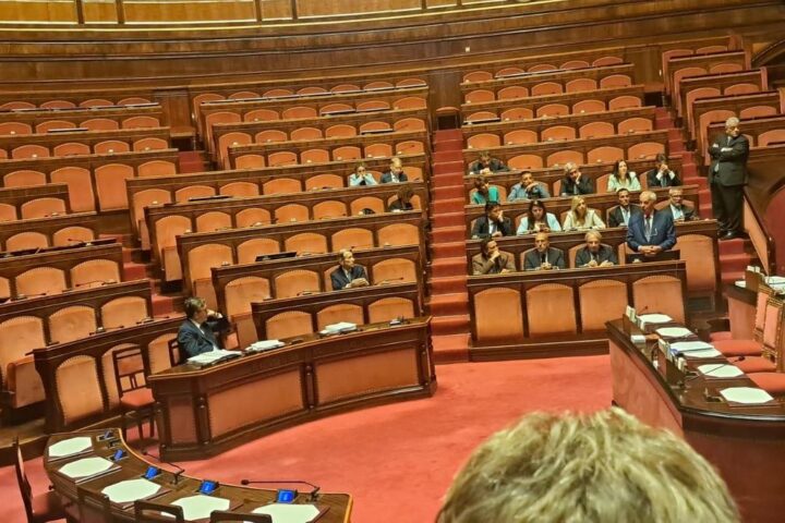 Il premio rimane al 42% mentre tensioni politiche minacciano la riforma elettorale