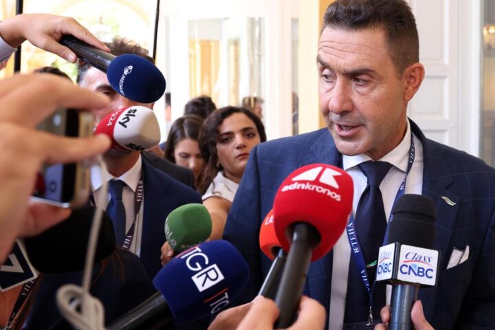 Il richiamo della divisa: l'amore per i generali e la prospettiva di un futuro militarizzato in Italia