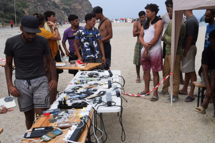 Immigrazione a Ceuta: la lotta per la sopravvivenza tra spiaggia e carenze di basi essenziali