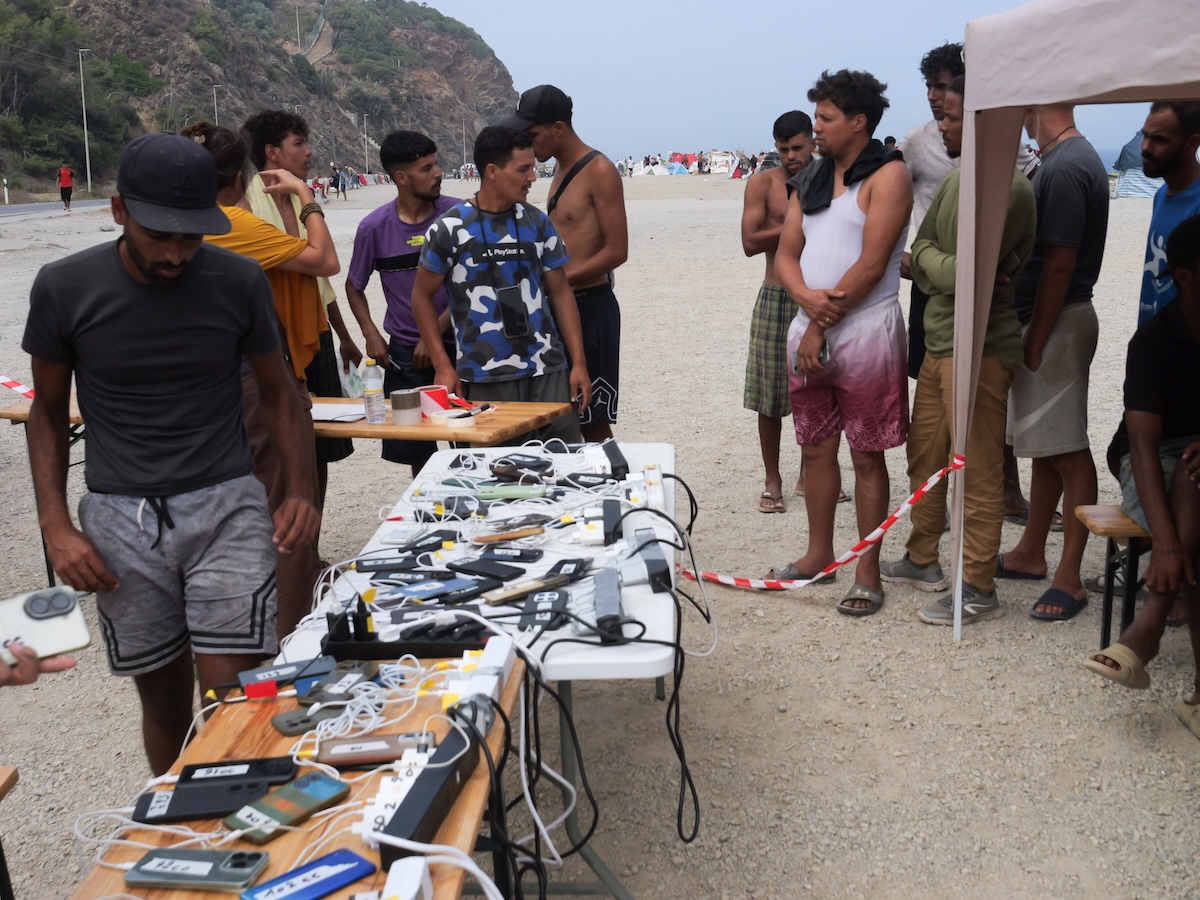 Immigrazione a Ceuta: la lotta per la sopravvivenza tra spiaggia e carenze di basi essenziali
