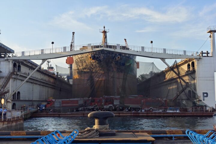 Incendio su nave cargo in Cina: 20 morti e cinque dispersi nel porto di Qingdao