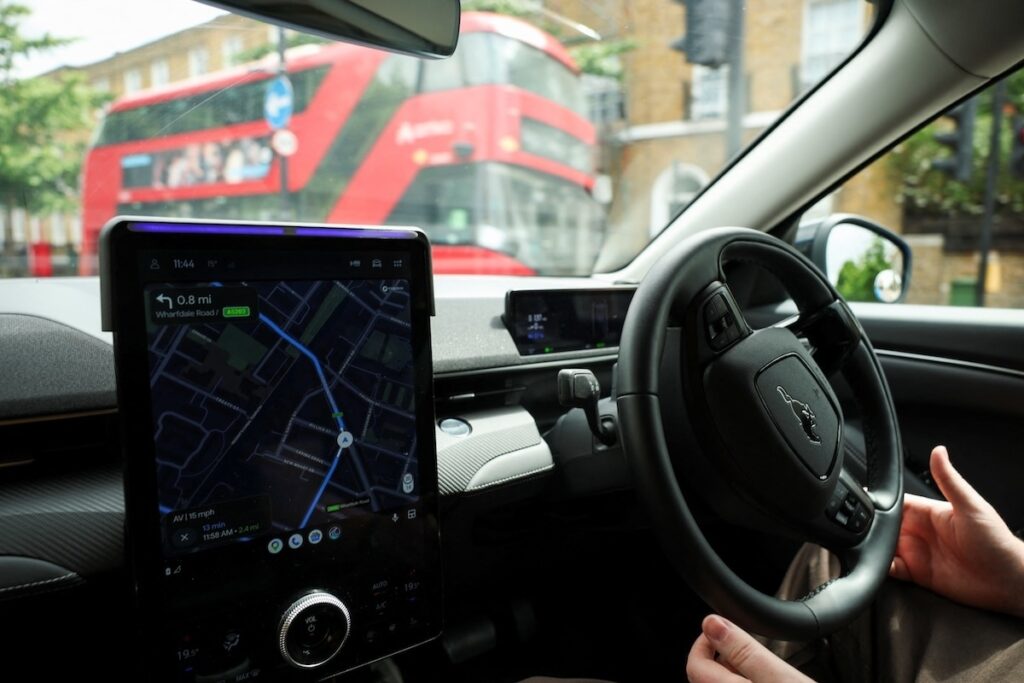 Inizio delle prime corse di robotaxi a Londra con Wayve e Uber