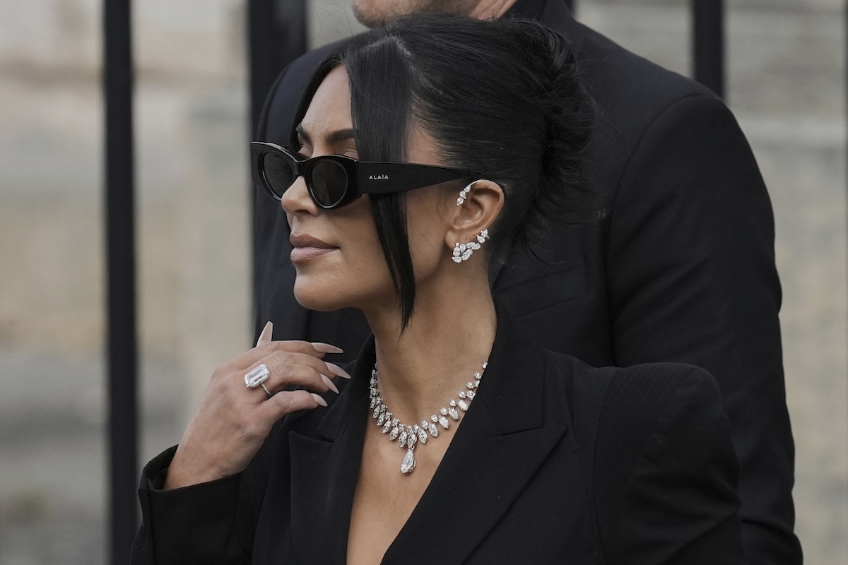 Kim Kardashian riceve un risarcimento simbolico di un euro per la rapina del 2016 a Parigi
