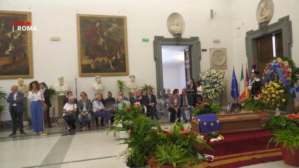 La camera ardente di Emma Bonino in Campidoglio, con una bandiera dell'Europa sul feretro
