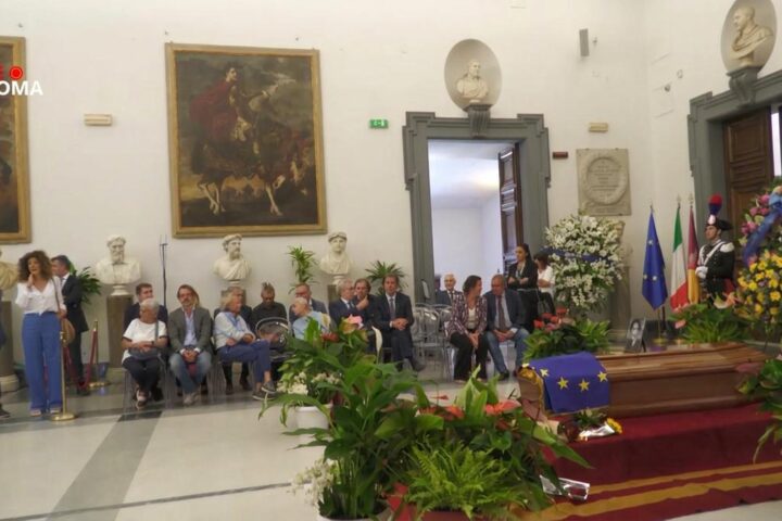 La camera ardente di Emma Bonino in Campidoglio, con una bandiera dell'Europa sul feretro