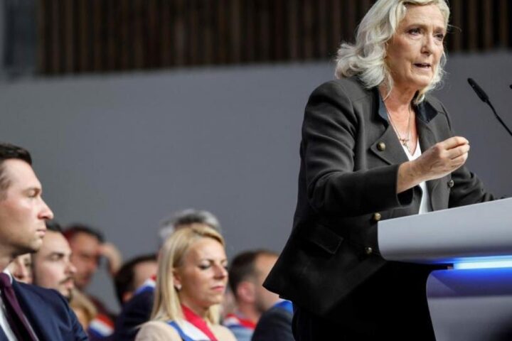 La campagna di Marine Le Pen per l'Eliseo si avvia all'insegna del nazionalismo: «Prima i francesi»
