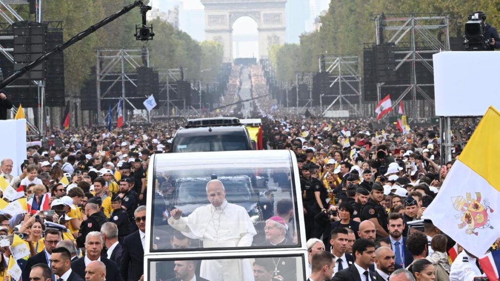 La messa oceanica di papa Leone XIV a Parigi richiama 800.000 fedeli e promuove la fede cristiana