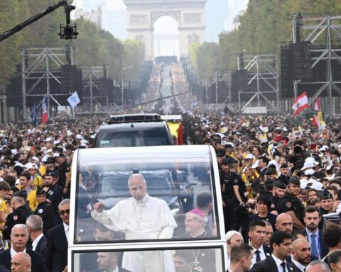La messa oceanica di papa Leone XIV a Parigi richiama 800.000 fedeli e promuove la fede cristiana