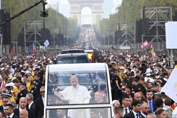 La messa oceanica di papa Leone XIV a Parigi richiama 800.000 fedeli e promuove la fede cristiana