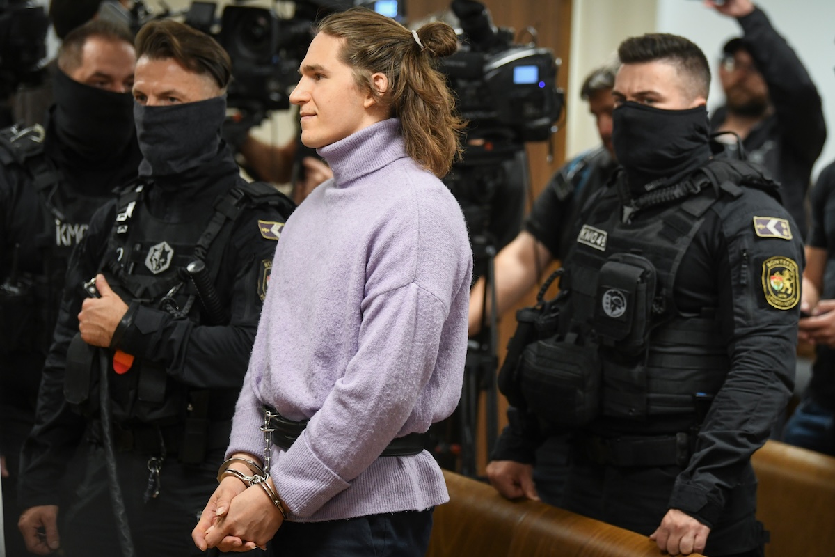 La pena per Maja T., militante antifascista in Ungheria, ridotta a sette anni dopo appello