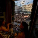 La piazza Puerta del Sol di Madrid occupata da manifestanti contro la crisi abitativa