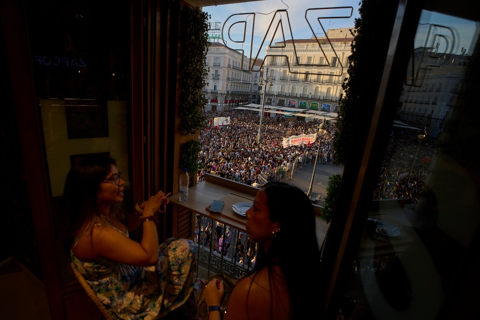 La piazza Puerta del Sol di Madrid occupata da manifestanti contro la crisi abitativa