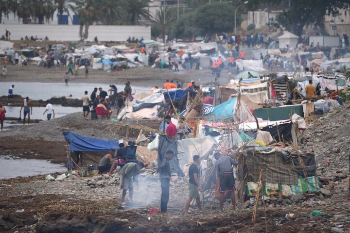 La polizia spagnola trasferisce 1.700 migranti da Ceuta a un campo nel porto