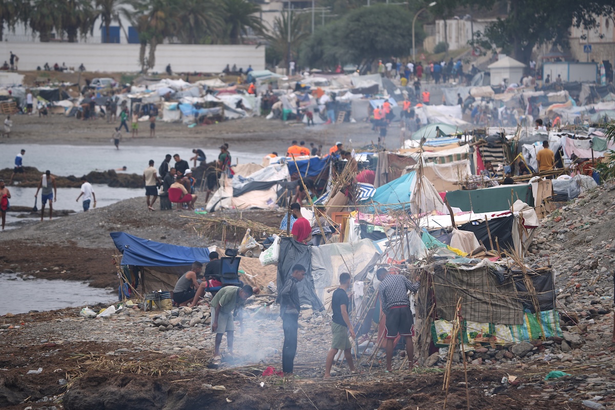 La polizia spagnola trasferisce 1.700 migranti da Ceuta a un campo nel porto