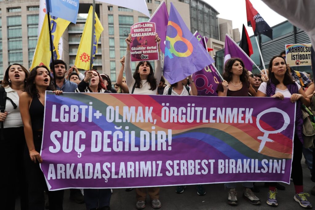 La polizia turca arresta 126 manifestanti LGBTQ+ a Istanbul e Ankara per chiedere liberazione di attivisti