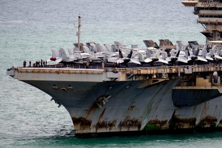 La portaerei USS Lincoln arriva a Pattaya, Thailandia, dopo quasi nove mesi in Medio Oriente