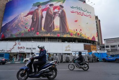 La propaganda iraniana: poster contro gli Stati Uniti e la sfida del regime di Teheran