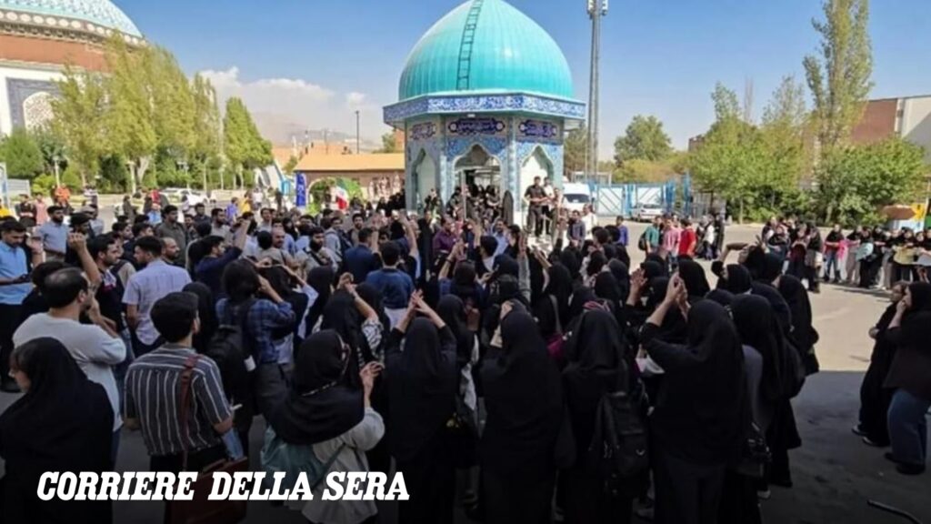 La protesta degli studenti a Teheran contro l'aumento dei prezzi dei pasti universitari