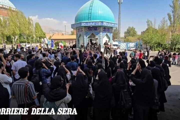 La protesta degli studenti a Teheran contro l'aumento dei prezzi dei pasti universitari