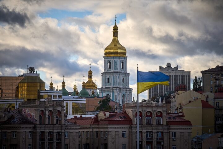 La Russia attacca con un drone la sede dei servizi segreti ucraini a Kyiv: 9 feriti