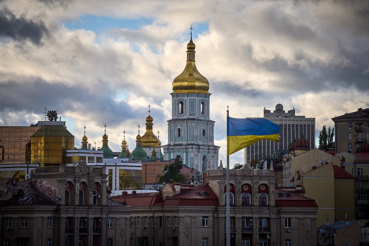 La Russia attacca con un drone la sede dei servizi segreti ucraini a Kyiv: 9 feriti