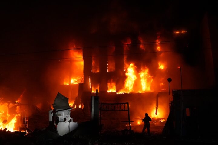 La Russia riprende i bombardamenti su Kyiv dopo tre giorni di tregua, due morti e sette feriti