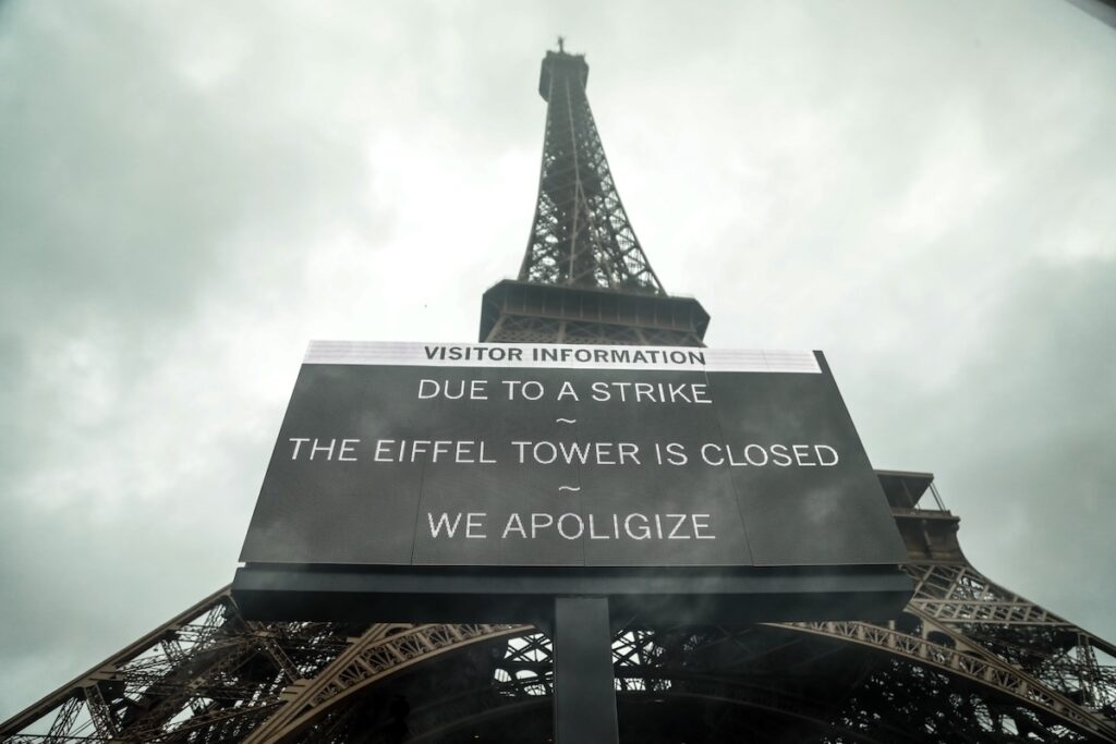 La Tour Eiffel chiusa per sciopero dopo richiesta di segregazione delle dipendenti da parte di una delegazione induista