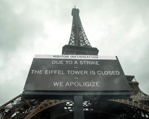 La Tour Eiffel chiusa per uno sciopero contro l'esclusione delle donne da una visita induista