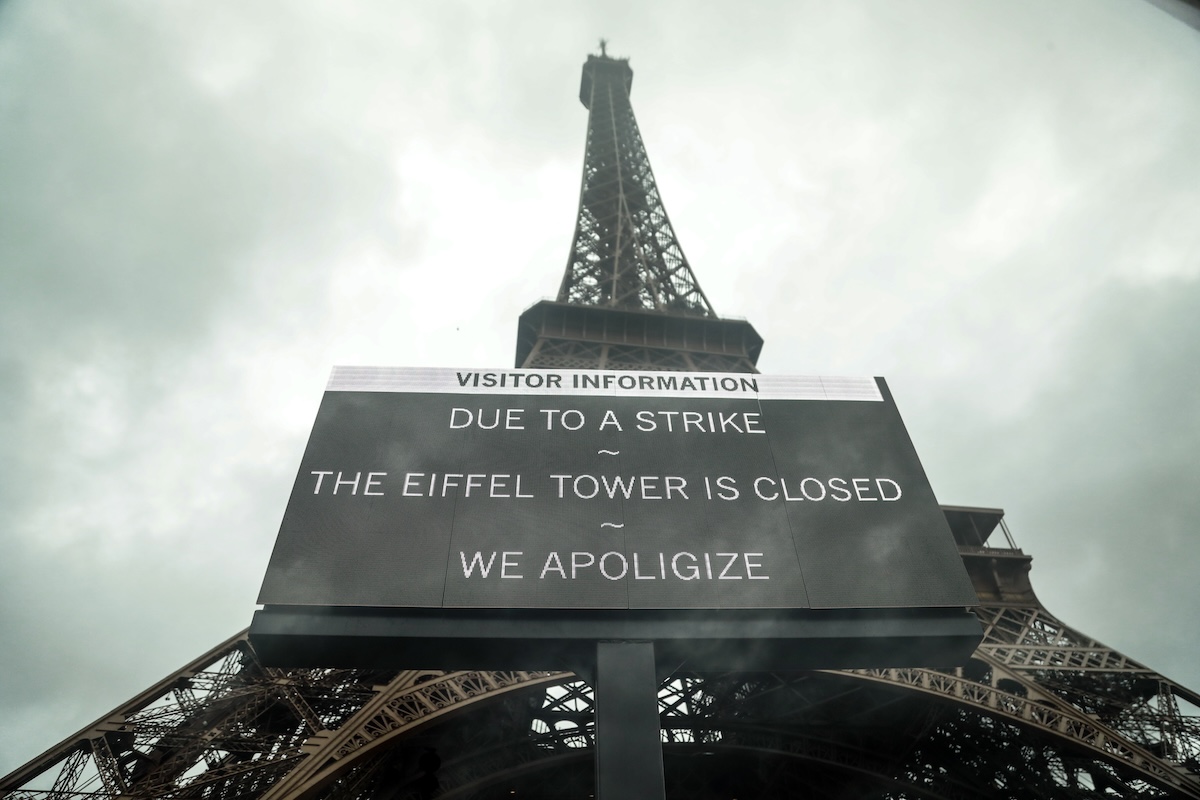 La Tour Eiffel chiusa per uno sciopero contro l'esclusione delle donne da una visita induista