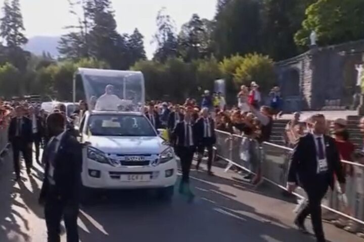 La visita di papa Leone XIV in Francia: messa a Lourdes e incontri significativi