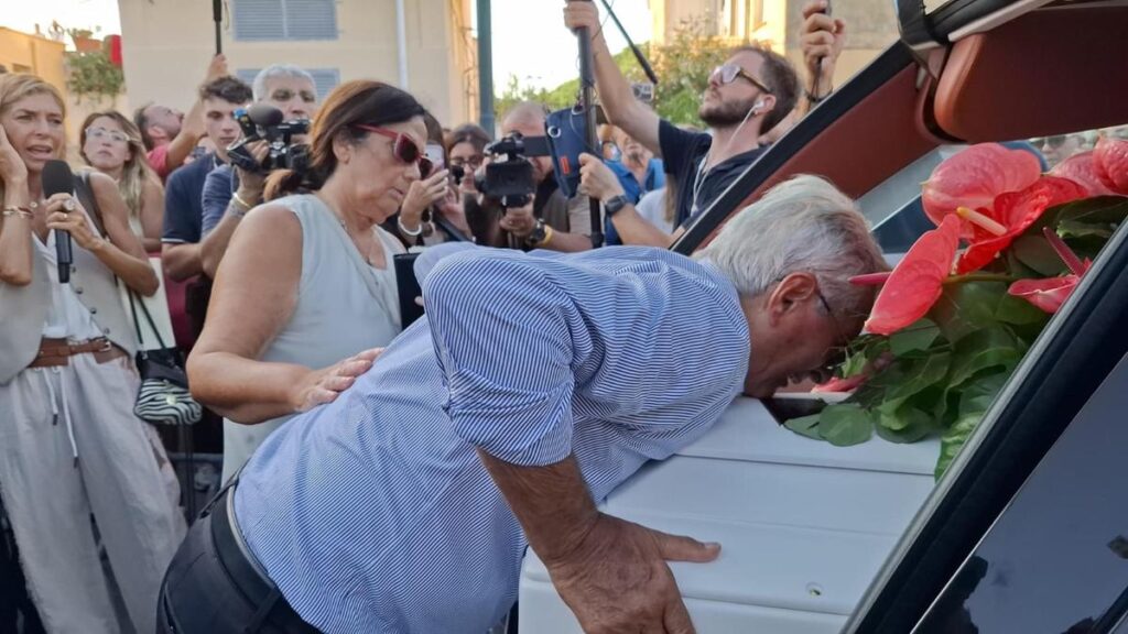 L'addio a Lorena Isceri: applausi e lacrime in un funerale carico di dolore a Squinzano