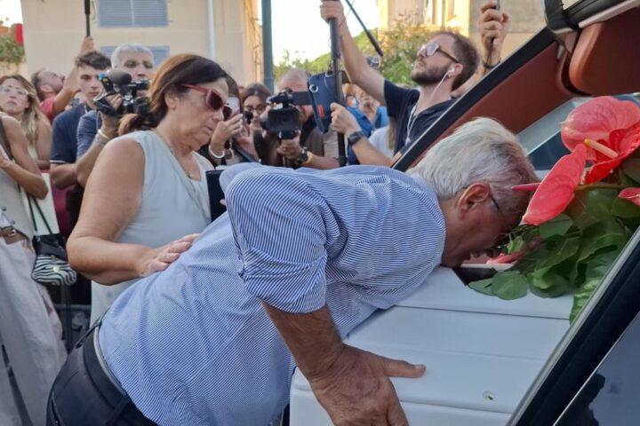L'addio a Lorena Isceri: applausi e lacrime in un funerale carico di dolore a Squinzano