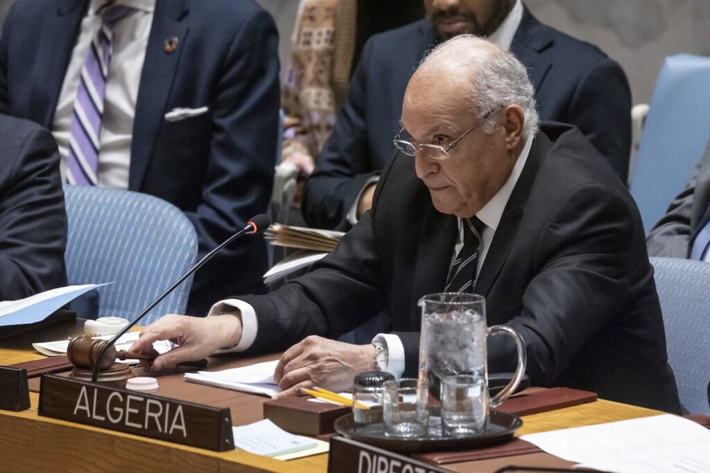 L’Algeria interrompe le relazioni diplomatiche con gli Emirati Arabi Uniti