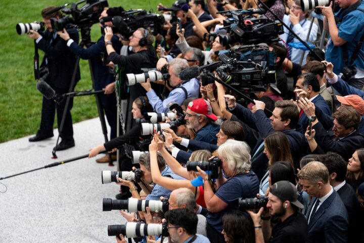 Le emittenti televisive statunitensi sospendono la copertura degli eventi di Trump per protesta