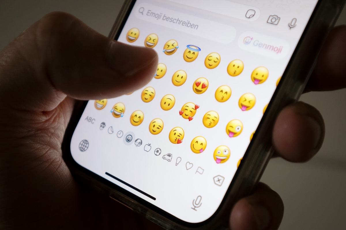 Le emoji tra generazioni: come i padri interpretano i messaggi dei figli