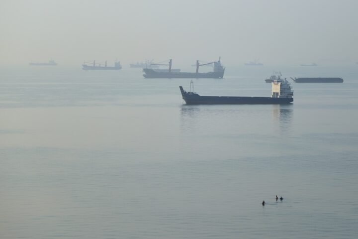 Le esportazioni di petrolio nello stretto di Hormuz raggiungono livelli quasi prebellici