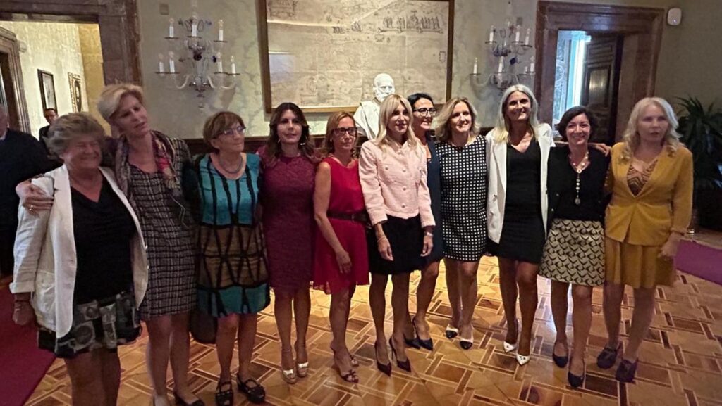Le senatrici dell'opposizione protestano contro Tajani indossando minigonne